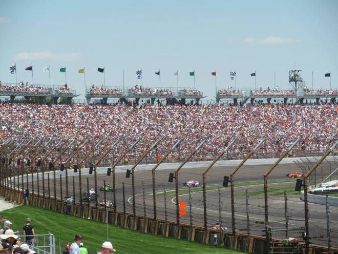 The Indianapolis 500 attracks crowds of 300,000 spectators