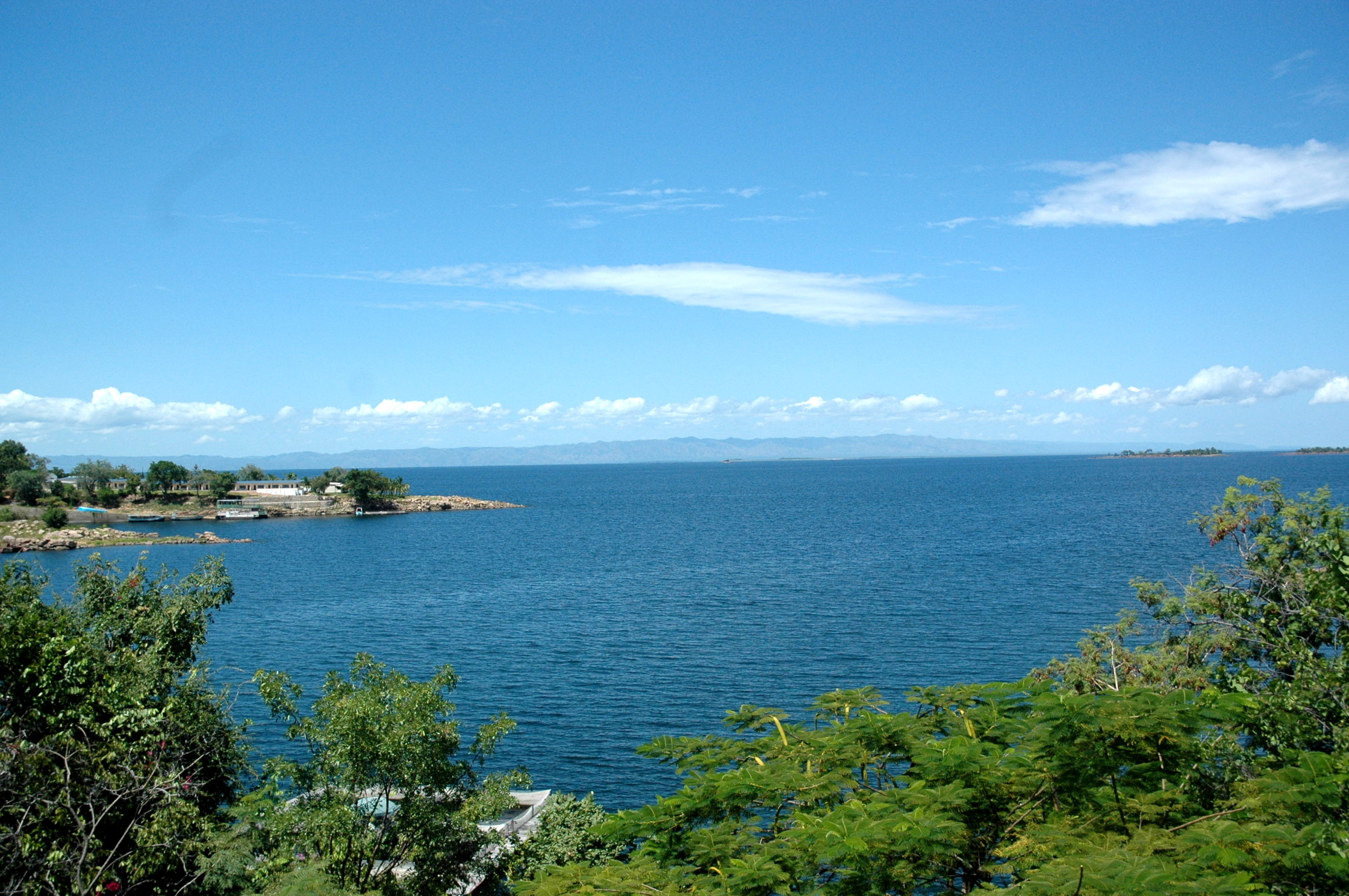 Озеро карибских островов. Озеро Кариба Зимбабве. Озеро Кариба Замбия. Водохранилище Кариба. Кариба ГЭС.